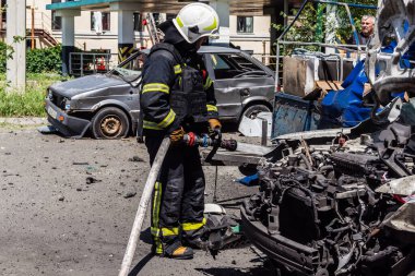 24 Temmuz 2025 'te Kharkiv, Ukrayna' da iki Rus KABS 'nin saldırısına uğrayan İtfaiyeciler karşılık verdi. Binalar ve arabalar yanıyor ve birçok pencere yıkıldı..