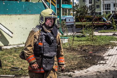 24 Temmuz 2025 'te Kharkiv, Ukrayna' da iki Rus KABS 'nin saldırısına uğrayan İtfaiyeciler karşılık verdi. Binalar ve arabalar yanıyor ve birçok pencere yıkıldı..