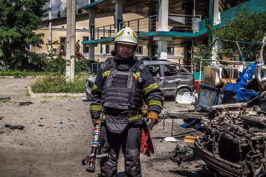 24 Temmuz 2025 'te Kharkiv, Ukrayna' da iki Rus KABS 'nin saldırısına uğrayan İtfaiyeciler karşılık verdi. Binalar ve arabalar yanıyor ve birçok pencere yıkıldı..