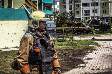 24 Temmuz 2025 'te Kharkiv, Ukrayna' da iki Rus KABS 'nin saldırısına uğrayan İtfaiyeciler karşılık verdi. Binalar ve arabalar yanıyor ve birçok pencere yıkıldı..