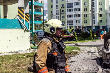 24 Temmuz 2025 'te Kharkiv, Ukrayna' da iki Rus KABS 'nin saldırısına uğrayan İtfaiyeciler karşılık verdi. Binalar ve arabalar yanıyor ve birçok pencere yıkıldı..