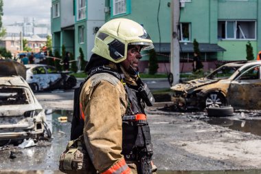 24 Temmuz 2025 'te Kharkiv, Ukrayna' da iki Rus KABS 'nin saldırısına uğrayan İtfaiyeciler karşılık verdi. Binalar ve arabalar yanıyor ve birçok pencere yıkıldı..