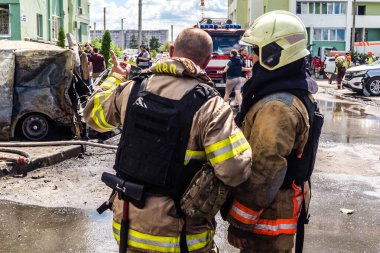 24 Temmuz 2025 'te Kharkiv, Ukrayna' da iki Rus KABS 'nin saldırısına uğrayan İtfaiyeciler karşılık verdi. Binalar ve arabalar yanıyor ve birçok pencere yıkıldı..