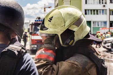 24 Temmuz 2025 'te Kharkiv, Ukrayna' da iki Rus KABS 'nin saldırısına uğrayan İtfaiyeciler karşılık verdi. Binalar ve arabalar yanıyor ve birçok pencere yıkıldı..