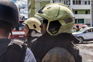 24 Temmuz 2025 'te Kharkiv, Ukrayna' da iki Rus KABS 'nin saldırısına uğrayan İtfaiyeciler karşılık verdi. Binalar ve arabalar yanıyor ve birçok pencere yıkıldı..