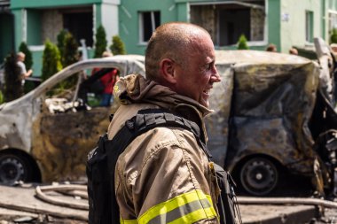 24 Temmuz 2025 'te Kharkiv, Ukrayna' da iki Rus KABS 'nin saldırısına uğrayan İtfaiyeciler karşılık verdi. Binalar ve arabalar yanıyor ve birçok pencere yıkıldı..