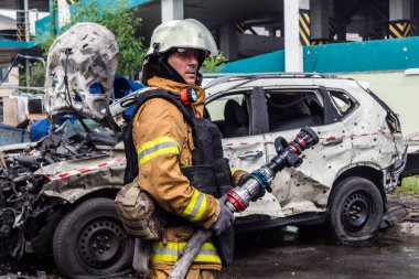 24 Temmuz 2025 'te Kharkiv, Ukrayna' da iki Rus KABS 'nin saldırısına uğrayan İtfaiyeciler karşılık verdi. Binalar ve arabalar yanıyor ve birçok pencere yıkıldı..