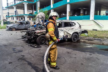 24 Temmuz 2025 'te Kharkiv, Ukrayna' da iki Rus KABS 'nin saldırısına uğrayan İtfaiyeciler karşılık verdi. Binalar ve arabalar yanıyor ve birçok pencere yıkıldı..