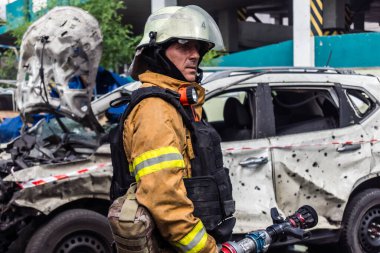 24 Temmuz 2025 'te Kharkiv, Ukrayna' da iki Rus KABS 'nin saldırısına uğrayan İtfaiyeciler karşılık verdi. Binalar ve arabalar yanıyor ve birçok pencere yıkıldı..