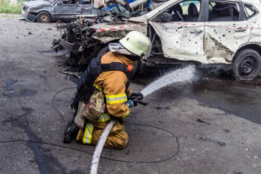 24 Temmuz 2025 'te Kharkiv, Ukrayna' da iki Rus KABS 'nin saldırısına uğrayan İtfaiyeciler karşılık verdi. Binalar ve arabalar yanıyor ve birçok pencere yıkıldı..