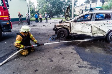 24 Temmuz 2025 'te Kharkiv, Ukrayna' da iki Rus KABS 'nin saldırısına uğrayan İtfaiyeciler karşılık verdi. Binalar ve arabalar yanıyor ve birçok pencere yıkıldı..