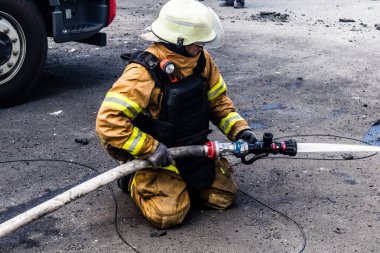 24 Temmuz 2025 'te Kharkiv, Ukrayna' da iki Rus KABS 'nin saldırısına uğrayan İtfaiyeciler karşılık verdi. Binalar ve arabalar yanıyor ve birçok pencere yıkıldı..