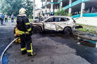 24 Temmuz 2025 'te Kharkiv, Ukrayna' da iki Rus KABS 'nin saldırısına uğrayan İtfaiyeciler karşılık verdi. Binalar ve arabalar yanıyor ve birçok pencere yıkıldı..