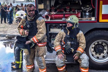 24 Temmuz 2025 'te Kharkiv, Ukrayna' da iki Rus KABS 'nin saldırısına uğrayan İtfaiyeciler karşılık verdi. Binalar ve arabalar yanıyor ve birçok pencere yıkıldı..