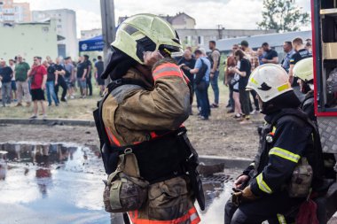 24 Temmuz 2025 'te Kharkiv, Ukrayna' da iki Rus KABS 'nin saldırısına uğrayan İtfaiyeciler karşılık verdi. Binalar ve arabalar yanıyor ve birçok pencere yıkıldı..
