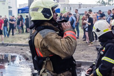 24 Temmuz 2025 'te Kharkiv, Ukrayna' da iki Rus KABS 'nin saldırısına uğrayan İtfaiyeciler karşılık verdi. Binalar ve arabalar yanıyor ve birçok pencere yıkıldı..
