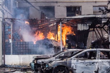 24 Temmuz 2025 'te Kharkiv, Ukrayna' da iki Rus KABS 'nin saldırısına uğrayan İtfaiyeciler karşılık verdi. Binalar ve arabalar yanıyor ve birçok pencere yıkıldı..