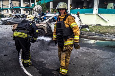 24 Temmuz 2025 'te Kharkiv, Ukrayna' da iki Rus KABS 'nin saldırısına uğrayan İtfaiyeciler karşılık verdi. Binalar ve arabalar yanıyor ve birçok pencere yıkıldı..