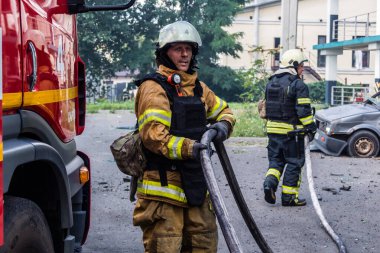 24 Temmuz 2025 'te Kharkiv, Ukrayna' da iki Rus KABS 'nin saldırısına uğrayan İtfaiyeciler karşılık verdi. Binalar ve arabalar yanıyor ve birçok pencere yıkıldı..