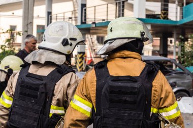 24 Temmuz 2025 'te Kharkiv, Ukrayna' da iki Rus KABS 'nin saldırısına uğrayan İtfaiyeciler karşılık verdi. Binalar ve arabalar yanıyor ve birçok pencere yıkıldı..