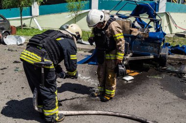 24 Temmuz 2025 'te Kharkiv, Ukrayna' da iki Rus KABS 'nin saldırısına uğrayan İtfaiyeciler karşılık verdi. Binalar ve arabalar yanıyor ve birçok pencere yıkıldı..
