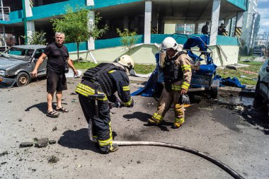 24 Temmuz 2025 'te Kharkiv, Ukrayna' da iki Rus KABS 'nin saldırısına uğrayan İtfaiyeciler karşılık verdi. Binalar ve arabalar yanıyor ve birçok pencere yıkıldı..