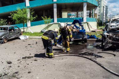 24 Temmuz 2025 'te Kharkiv, Ukrayna' da iki Rus KABS 'nin saldırısına uğrayan İtfaiyeciler karşılık verdi. Binalar ve arabalar yanıyor ve birçok pencere yıkıldı..