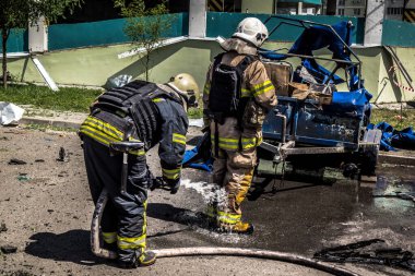 24 Temmuz 2025 'te Kharkiv, Ukrayna' da iki Rus KABS 'nin saldırısına uğrayan İtfaiyeciler karşılık verdi. Binalar ve arabalar yanıyor ve birçok pencere yıkıldı..