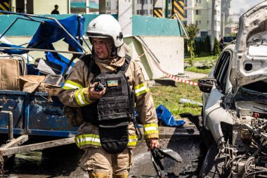 24 Temmuz 2025 'te Kharkiv, Ukrayna' da iki Rus KABS 'nin saldırısına uğrayan İtfaiyeciler karşılık verdi. Binalar ve arabalar yanıyor ve birçok pencere yıkıldı..