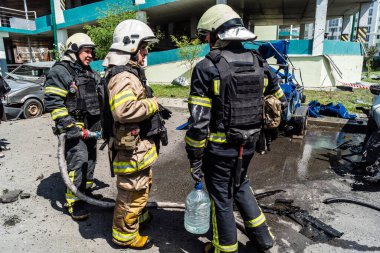 24 Temmuz 2025 'te Kharkiv, Ukrayna' da iki Rus KABS 'nin saldırısına uğrayan İtfaiyeciler karşılık verdi. Binalar ve arabalar yanıyor ve birçok pencere yıkıldı..