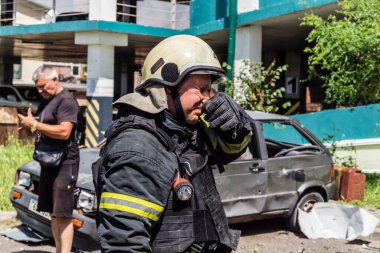 24 Temmuz 2025 'te Kharkiv, Ukrayna' da iki Rus KABS 'nin saldırısına uğrayan İtfaiyeciler karşılık verdi. Binalar ve arabalar yanıyor ve birçok pencere yıkıldı..