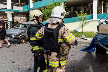 24 Temmuz 2025 'te Kharkiv, Ukrayna' da iki Rus KABS 'nin saldırısına uğrayan İtfaiyeciler karşılık verdi. Binalar ve arabalar yanıyor ve birçok pencere yıkıldı..