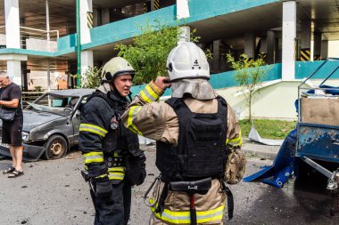 24 Temmuz 2025 'te Kharkiv, Ukrayna' da iki Rus KABS 'nin saldırısına uğrayan İtfaiyeciler karşılık verdi. Binalar ve arabalar yanıyor ve birçok pencere yıkıldı..