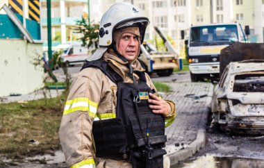 24 Temmuz 2025 'te Kharkiv, Ukrayna' da iki Rus KABS 'nin saldırısına uğrayan İtfaiyeciler karşılık verdi. Binalar ve arabalar yanıyor ve birçok pencere yıkıldı..