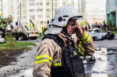 24 Temmuz 2025 'te Kharkiv, Ukrayna' da iki Rus KABS 'nin saldırısına uğrayan İtfaiyeciler karşılık verdi. Binalar ve arabalar yanıyor ve birçok pencere yıkıldı..