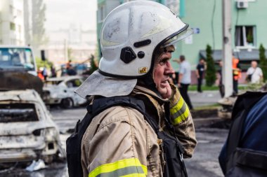 24 Temmuz 2025 'te Kharkiv, Ukrayna' da iki Rus KABS 'nin saldırısına uğrayan İtfaiyeciler karşılık verdi. Binalar ve arabalar yanıyor ve birçok pencere yıkıldı..