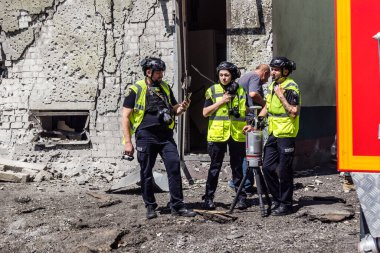 Kharkiv, Ukrayna, 24 Temmuz 2025 Savaş Suçları Savcısı Rus KAB hava bombasıyla vurulan Kharkiv şehrine düzenlenen saldırının ardından kanıt topluyor. Sokak tamamen harap olmuştu..