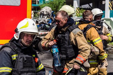 24 Temmuz 2025 'te Kharkiv, Ukrayna' da iki Rus KABS 'nin saldırısına uğrayan İtfaiyeciler karşılık verdi. Binalar ve arabalar yanıyor ve birçok pencere yıkıldı..