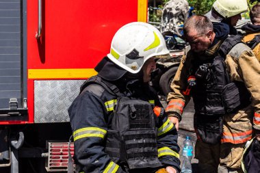 24 Temmuz 2025 'te Kharkiv, Ukrayna' da iki Rus KABS 'nin saldırısına uğrayan İtfaiyeciler karşılık verdi. Binalar ve arabalar yanıyor ve birçok pencere yıkıldı..