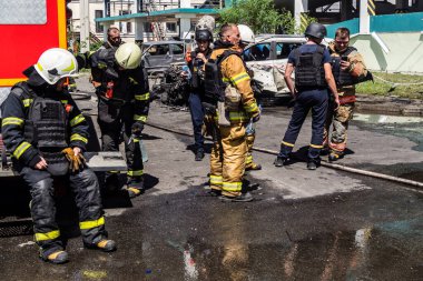 24 Temmuz 2025 'te Kharkiv, Ukrayna' da iki Rus KABS 'nin saldırısına uğrayan İtfaiyeciler karşılık verdi. Binalar ve arabalar yanıyor ve birçok pencere yıkıldı..