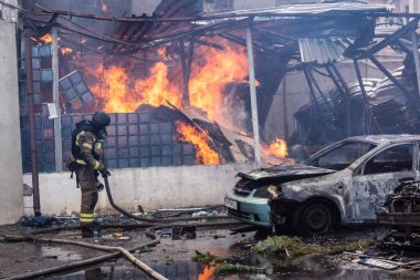 24 Temmuz 2025 'te Kharkiv, Ukrayna' da iki Rus KABS 'nin saldırısına uğrayan İtfaiyeciler karşılık verdi. Binalar ve arabalar yanıyor ve birçok pencere yıkıldı..