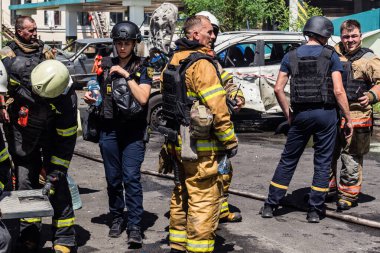 24 Temmuz 2025 'te Kharkiv, Ukrayna' da iki Rus KABS 'nin saldırısına uğrayan İtfaiyeciler karşılık verdi. Binalar ve arabalar yanıyor ve birçok pencere yıkıldı..