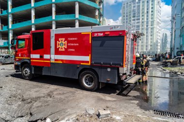 24 Temmuz 2025 'te Kharkiv, Ukrayna' da iki Rus KABS 'nin saldırısına uğrayan İtfaiyeciler karşılık verdi. Binalar ve arabalar yanıyor ve birçok pencere yıkıldı..