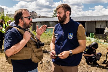 Kharkiv, Ukrayna, 24 Temmuz 2025 Savaş Suçları Savcısı Rus KAB hava bombasıyla vurulan Kharkiv şehrine düzenlenen saldırının ardından kanıt topluyor. Sokak tamamen harap olmuştu..
