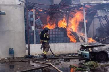 24 Temmuz 2025 'te Kharkiv, Ukrayna' da iki Rus KABS 'nin saldırısına uğrayan İtfaiyeciler karşılık verdi. Binalar ve arabalar yanıyor ve birçok pencere yıkıldı..