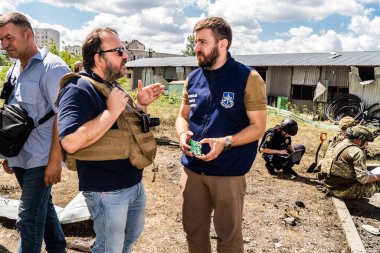 Kharkiv, Ukrayna, 24 Temmuz 2025 Savaş Suçları Savcısı Rus KAB hava bombasıyla vurulan Kharkiv şehrine düzenlenen saldırının ardından kanıt topluyor. Sokak tamamen harap olmuştu..