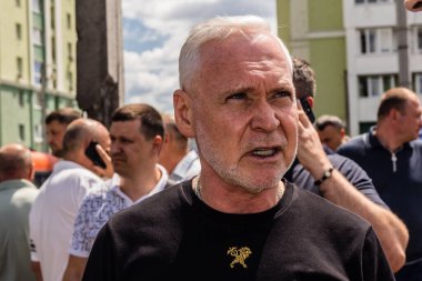 Kharkiv, Ukrayna, 24 Temmuz 2025 Kharkiv Belediye Başkanı Ihor Terekhov saldırı yerinde. Harkiv şehir merkezine Rus KABS 'leri saldırdı. Sokaklar harabeye dönmüştü. Hasar çok büyüktü..