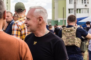 Kharkiv, Ukrayna, 24 Temmuz 2025 Kharkiv Belediye Başkanı Ihor Terekhov saldırı yerinde. Harkiv şehir merkezine Rus KABS 'leri saldırdı. Sokaklar harabeye dönmüştü. Hasar çok büyüktü..