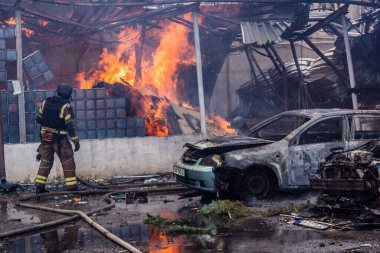24 Temmuz 2025 'te Kharkiv, Ukrayna' da iki Rus KABS 'nin saldırısına uğrayan İtfaiyeciler karşılık verdi. Binalar ve arabalar yanıyor ve birçok pencere yıkıldı..