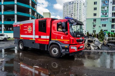 24 Temmuz 2025 'te Kharkiv, Ukrayna' da iki Rus KABS 'nin saldırısına uğrayan İtfaiyeciler karşılık verdi. Binalar ve arabalar yanıyor ve birçok pencere yıkıldı..